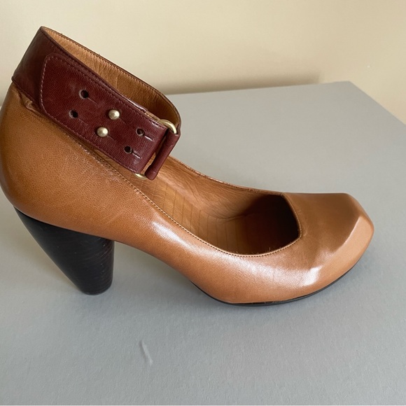 Leather pumps with ankle strap. Chie Mihara camel and brown. - Picture 2 of 4